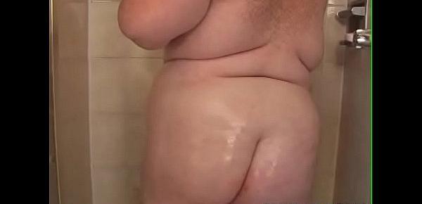  Redhead SSBBW Oils Up In the Shower